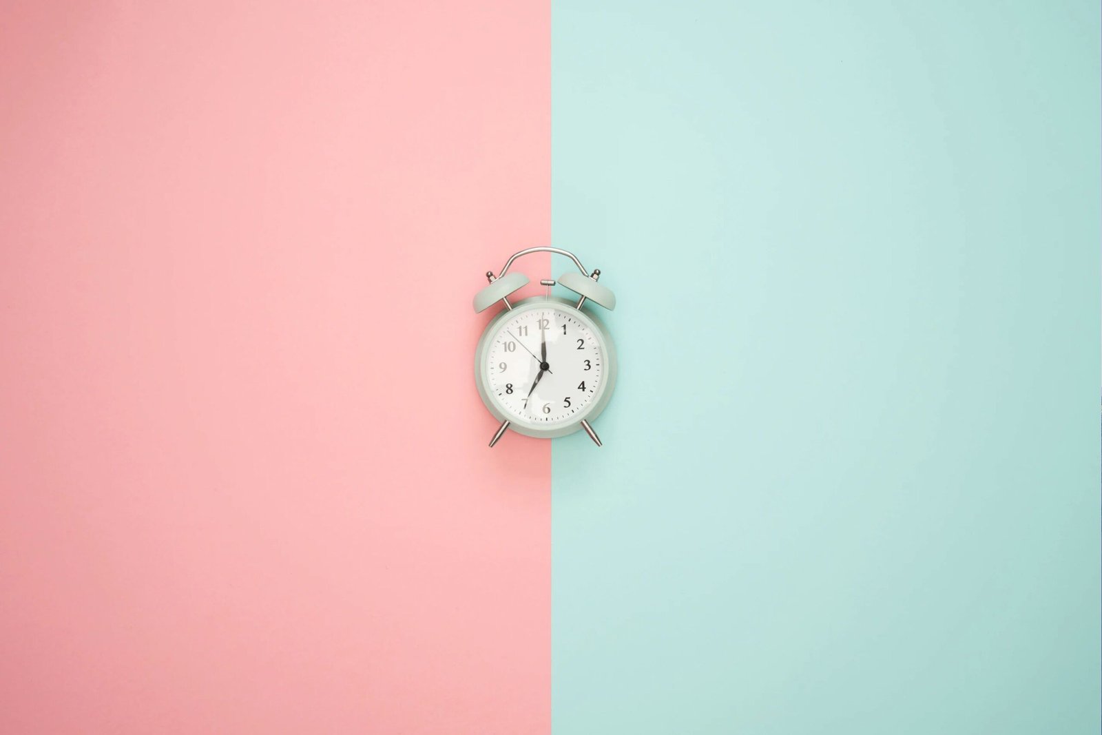 Alarm Clock with Two-Tone Background